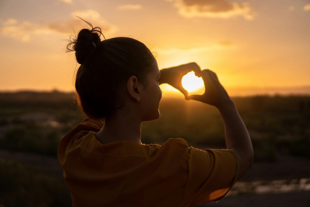 Autocuidado sin culpa 1 Cuidarte no es un lujo, es un acto de amor propio. Si quieres florecer, necesitas regarte a ti misma.